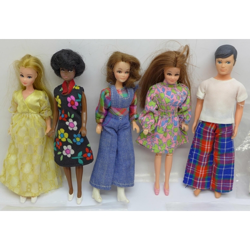 618 - Five Pippa dolls comprising Mandy, Emma, Penny, Pete and Pippa, clothes and shoes