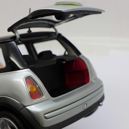 650 - A Kyosho 1:18 scale Mini Cooper model vehicle