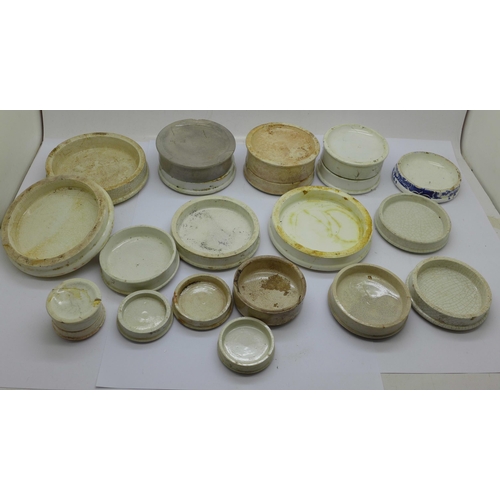 707 - A collection of pots and pot lids (17)