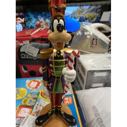 3066 - Vtech Activity Desk and Disney Goofy nutcracker    (237-377,401) * This lot is subject to VAT