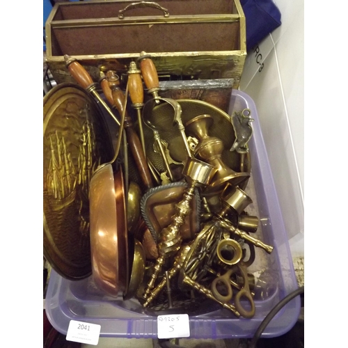 2041 - Box of brass & copper with newspaper rack