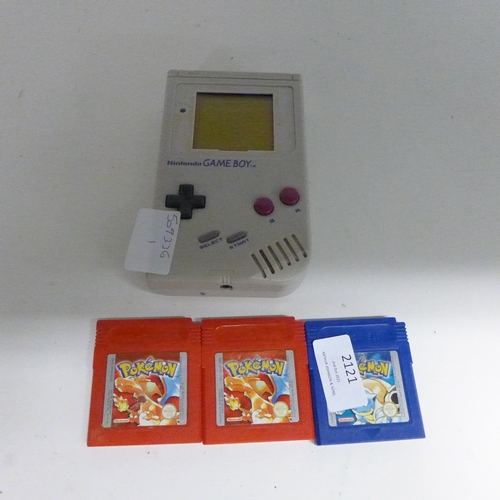 2121 - Nintendo Gameboy with 3 Pokemon games