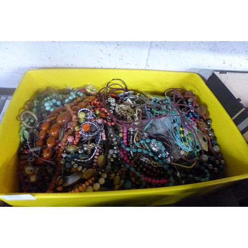 2149 - Box of costume jewellery, approx 500+ pieces