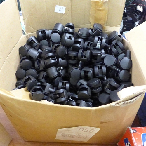 2187a - Box of approx 150 plastic castors