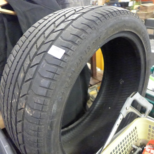 2192 - Pirelli 245/40 ZR 18 (97Y) tyre, light wear, wide expensive tyre