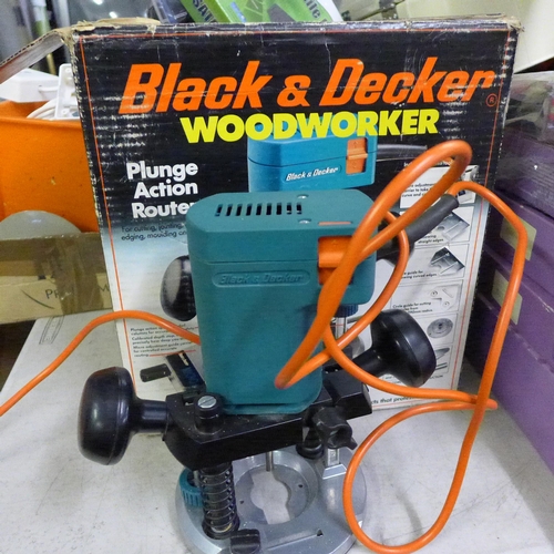 2200 - Black & Decker plunge router in box with fittings