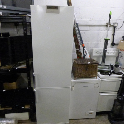 2234 - Siemens 60/40 tall fridge freezer