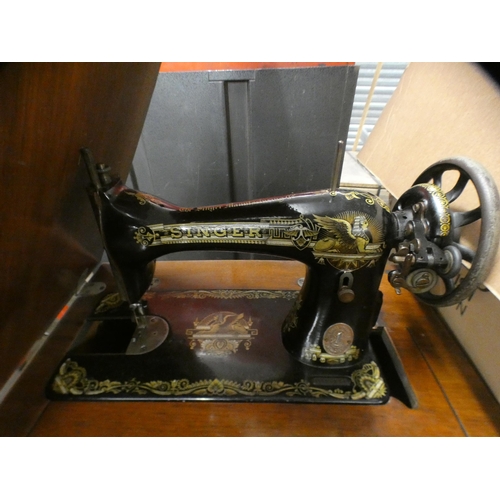 2376 - 1920's/1930's Singer Synix sewing machine in cabinet