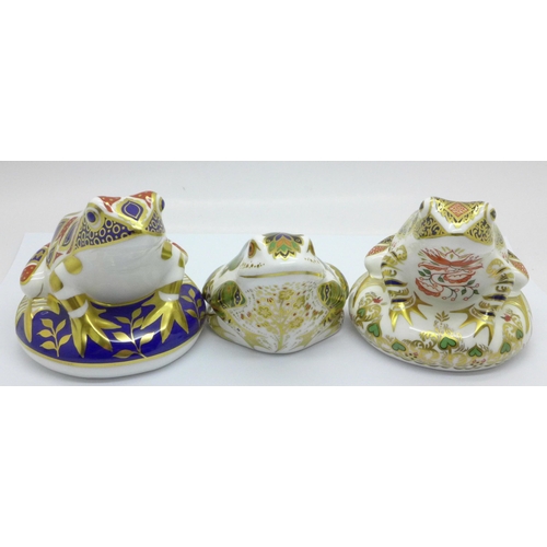 657 - Three Royal Crown Derby paperweights, Mulberry Hall Frog, 296 of 500, gold stopper, signed by Sue Ro... 