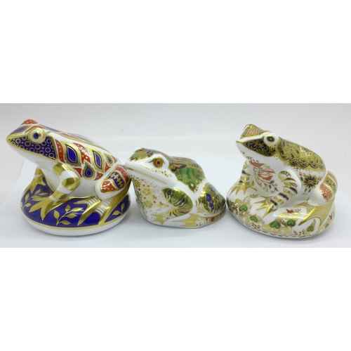 657 - Three Royal Crown Derby paperweights, Mulberry Hall Frog, 296 of 500, gold stopper, signed by Sue Ro... 