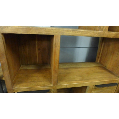 1465 - A Matrix bookcase