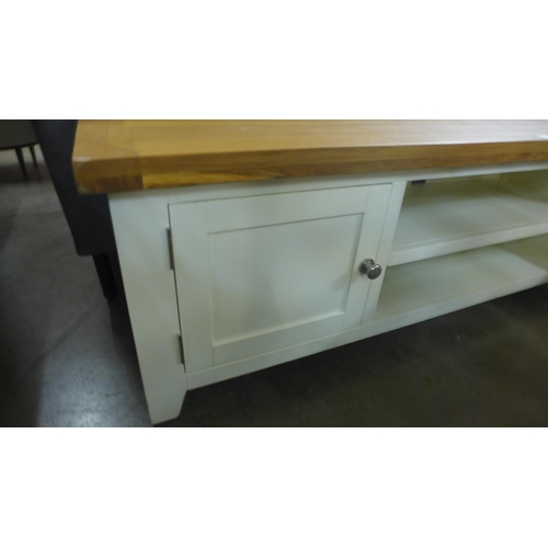 1431 - A Hampshire cream painted oak extra large TV unit * This lot is subject to vat