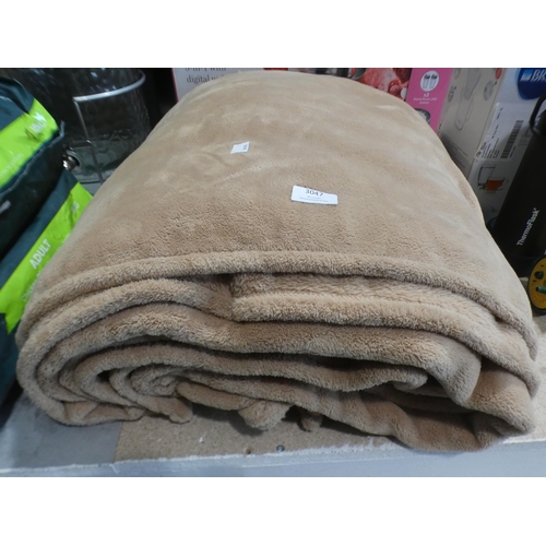 3047 - Faux Fur Ultimate Throw   (236-78) * This lot is subject to VAT