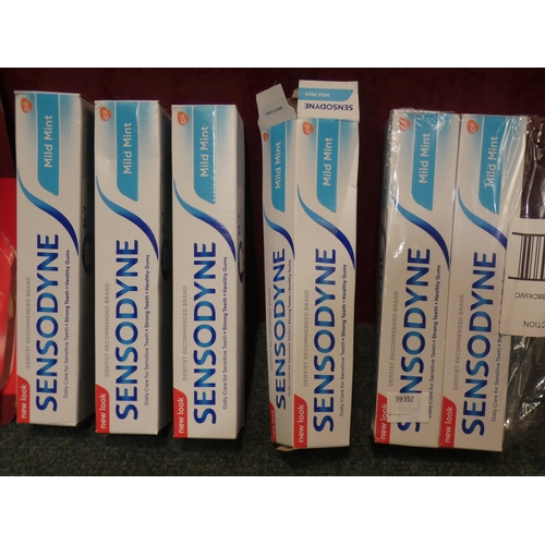 3131 - Sensodyne Toothpaste and Command Broom & Mop  Clips (237-55, 67) * This lot is subject to VAT