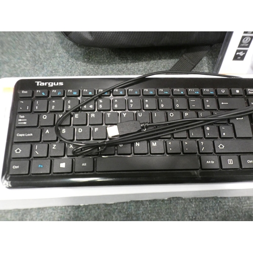 3135 - Targus Bundle    Beu0656C keyboard, mouse, bag and dock (236-97) * This lot is subject to VAT