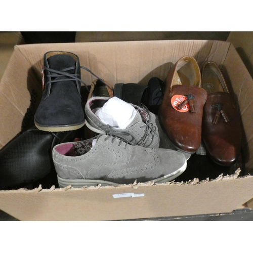 3395 - Quantity of men's Burton shoes, mixed styles, sizes and colours * This lot is subject to VAT