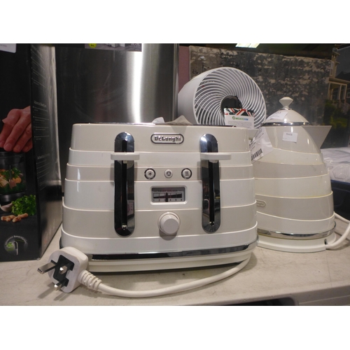 3453 - Delonghi White Kettle and Toaster Set     (236-53,54) * This lot is subject to VAT