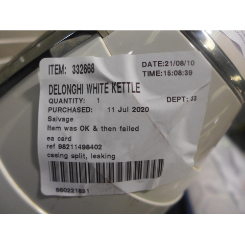 3453 - Delonghi White Kettle and Toaster Set     (236-53,54) * This lot is subject to VAT