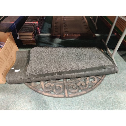 3290a - Apache Mills Commercial entrance mat and Apache Mills Outdoor Mat   (238-38,67 )* this lot is subjec... 