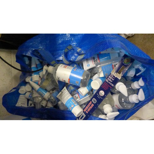 2090f - Approx. 100 tubes and bottles of hand sanitiser