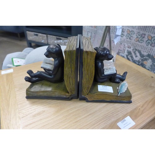 1347 - A pair of dog reading bookends, H14cms (DBE43317)   #