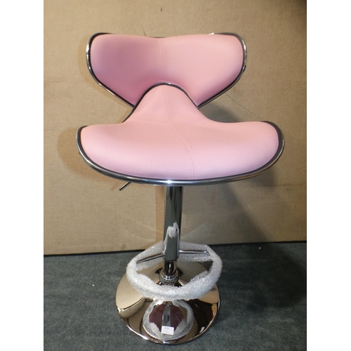 3135 - A pink leather effect gas lift bar stool on chrome base * this lot is subject to VAT