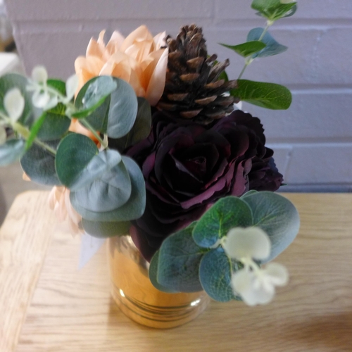 1340 - A mixed rose and pine cone arrangement in a gold coloured glass pot (55254206)   #