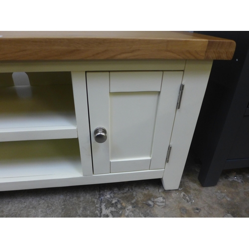 1386 - A Chester oak and white small TV unit. repair to left hand side ( NCSTVW)  *This lot is subject to V... 