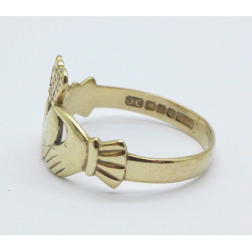 1000 - A 9ct gold Irish Claddagh ring, Dublin 1986 hallmark, 2.3g, P