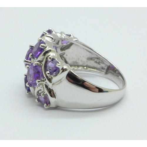 1003 - A 9ct white gold and amethyst ring, 4.4g, P