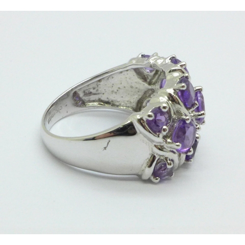 1003 - A 9ct white gold and amethyst ring, 4.4g, P