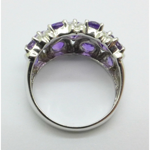 1003 - A 9ct white gold and amethyst ring, 4.4g, P