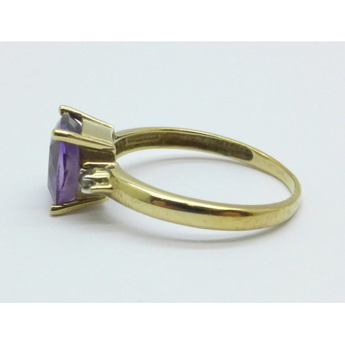 1005 - A 9ct gold, amethyst ring set with diamond shoulders, 2.1g, P