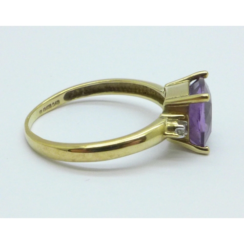 1005 - A 9ct gold, amethyst ring set with diamond shoulders, 2.1g, P