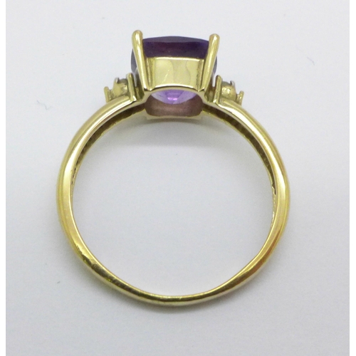 1005 - A 9ct gold, amethyst ring set with diamond shoulders, 2.1g, P