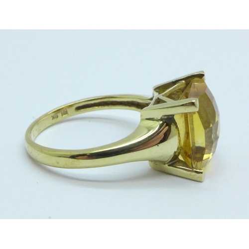 1006 - A 9ct gold chequerboard cut citrine ring, 3.7g, O