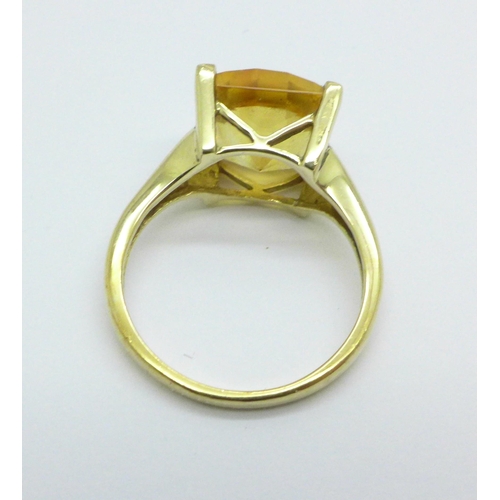 1006 - A 9ct gold chequerboard cut citrine ring, 3.7g, O