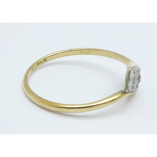 1008 - An Art Deco 9ct gold, three stone diamond ring, 1.4g, R