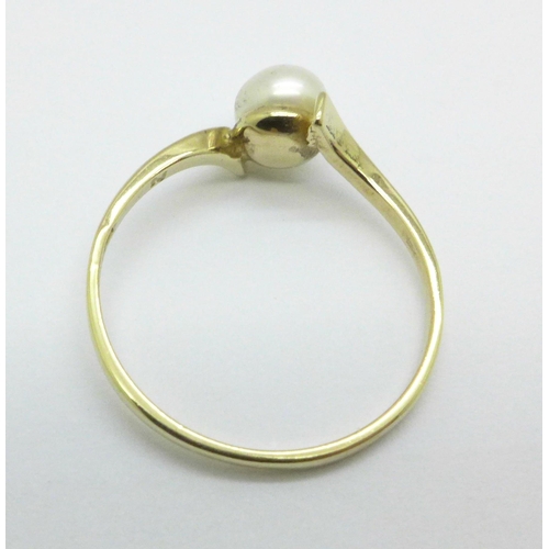 1010 - A 9ct gold and cultured pearl ring, 1.2g, N