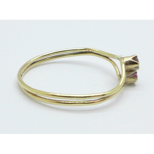 1011 - A 9ct gold and amethyst set ring, 0.7g, L