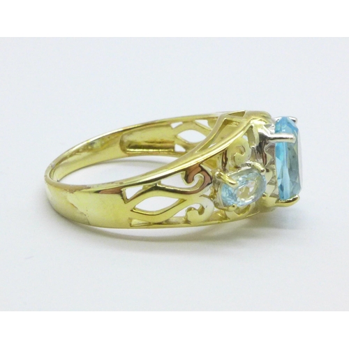 1013 - A silver gilt, sky blue topaz trilogy ring, 4.2g, Q