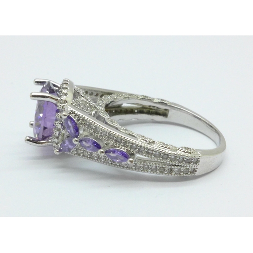 1022 - A large silver and purple stone ring, 8.4g, X