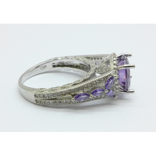 1022 - A large silver and purple stone ring, 8.4g, X