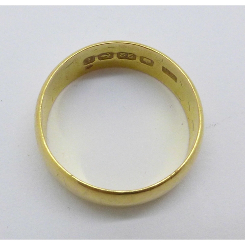 1025 - A 22ct gold wedding band, Birmingham 1908, 5.5g, O