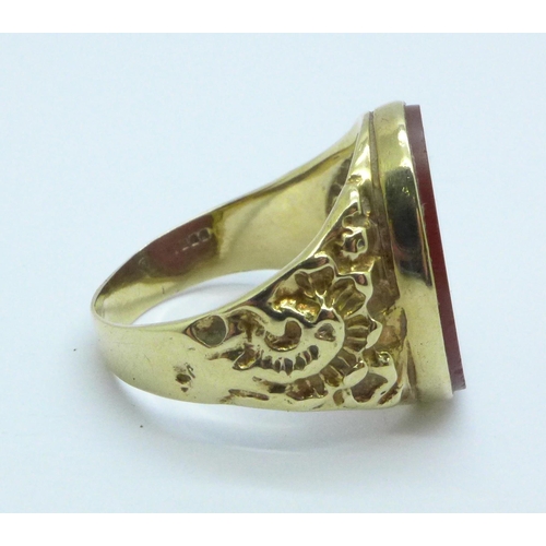 1027 - A large 9ct gold ring set with carnelian, 9g, T