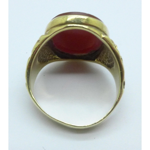 1027 - A large 9ct gold ring set with carnelian, 9g, T