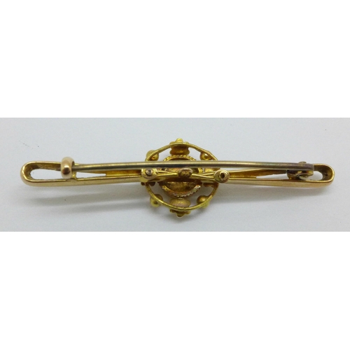 1029 - A 9ct gold and diamond bar brooch, with original fitted box, 2.0g