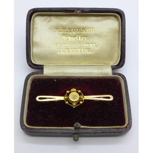 1029 - A 9ct gold and diamond bar brooch, with original fitted box, 2.0g