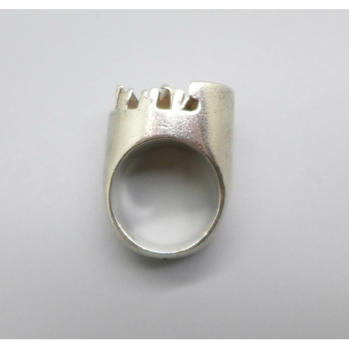 1032 - A Peter Guy Watson Brutalist silver ring, London 1971, 21.6g, M