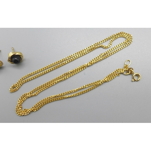 1043 - A 9ct gold fine curb chain, 4.2g and a pair of 9ct gold earrings